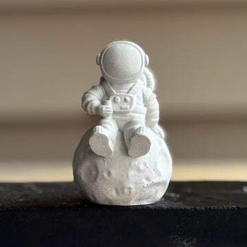 Astronaut on Moon - Concrete decor