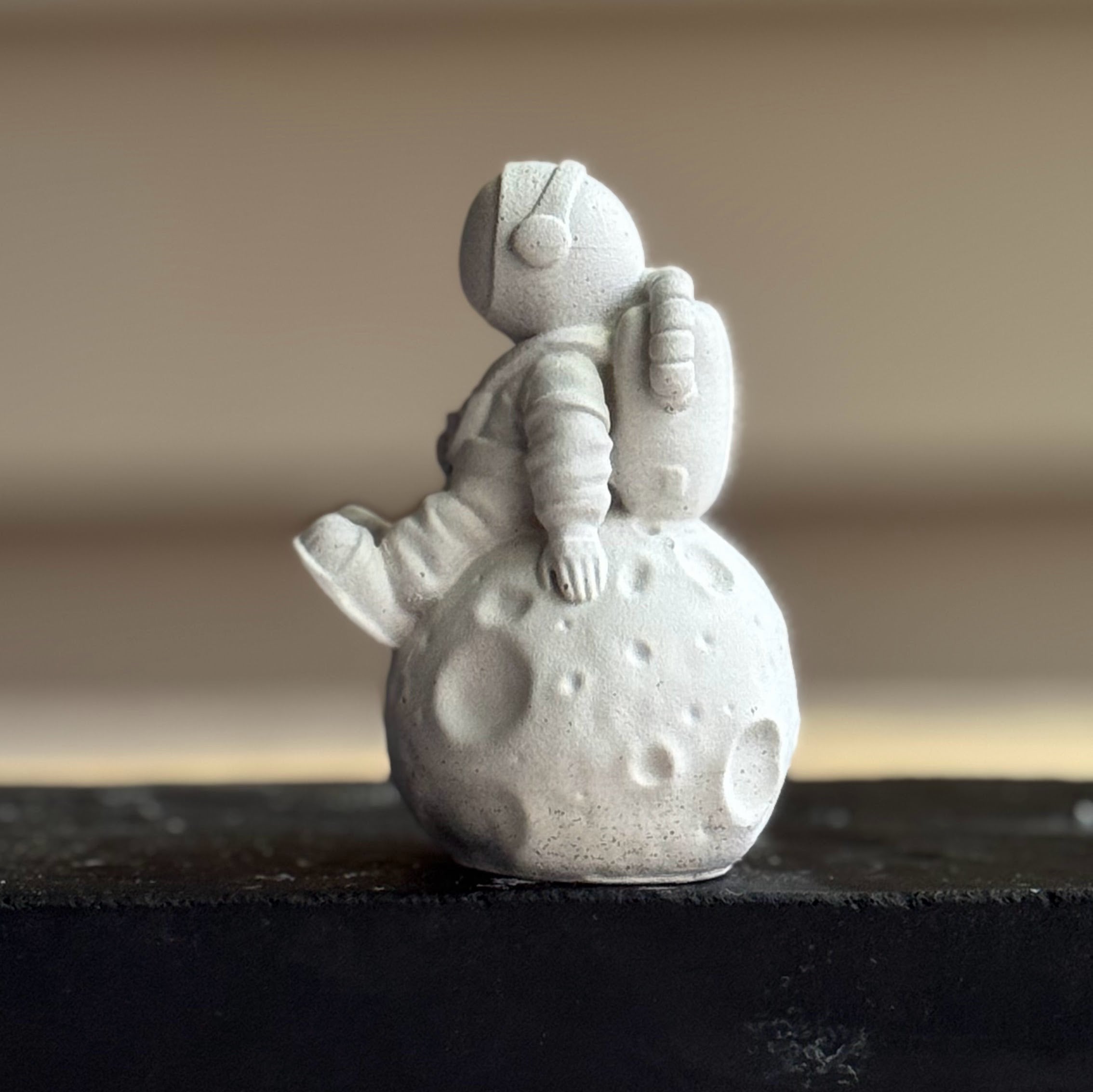 Astronaut on Moon - Concrete decor