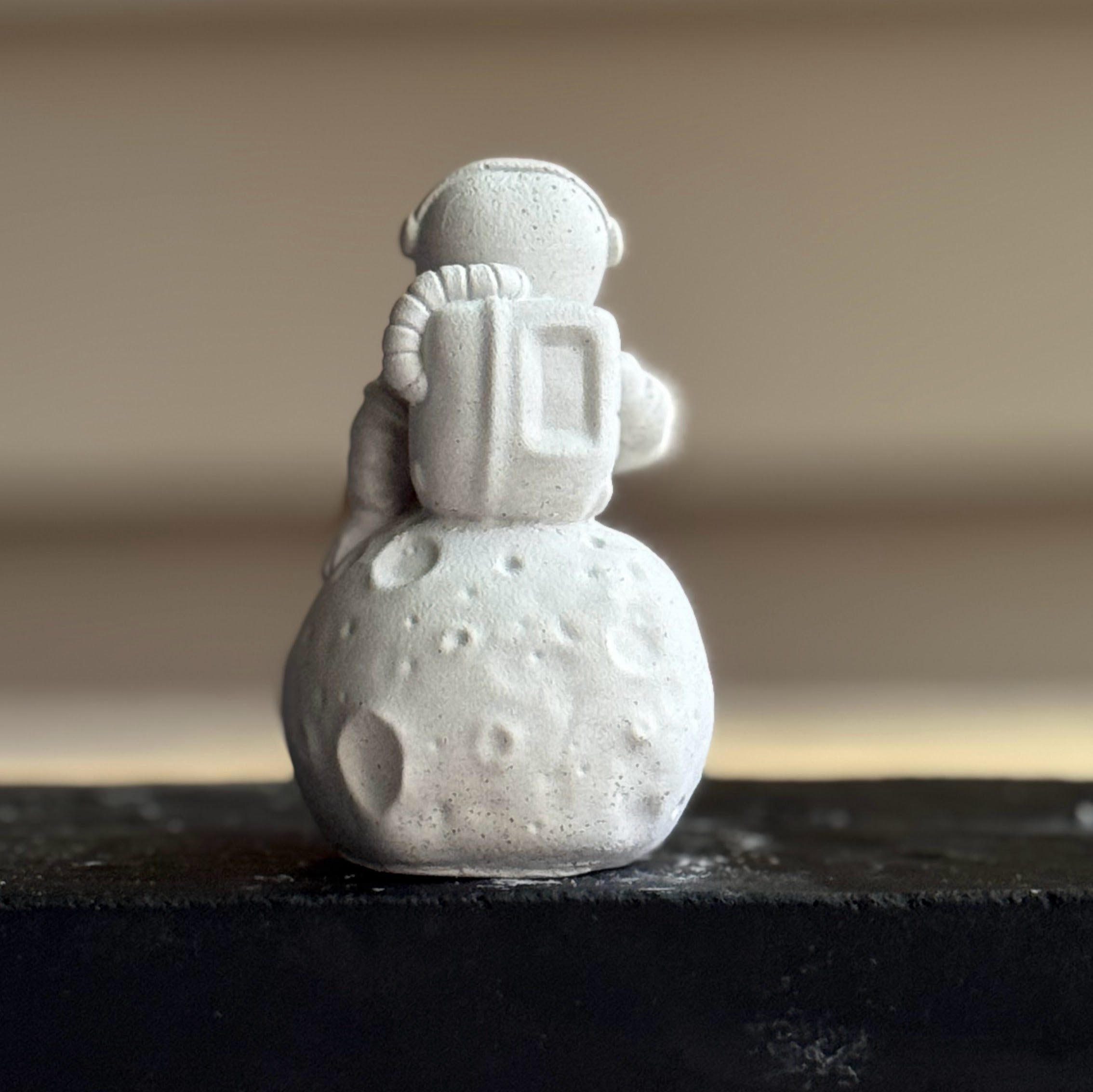 Astronaut on Moon - Concrete decor