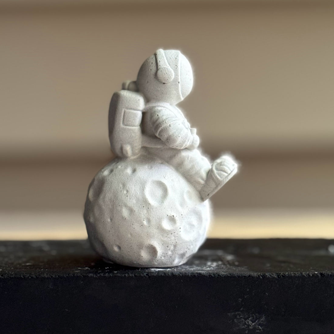Astronaut on Moon - Concrete decor