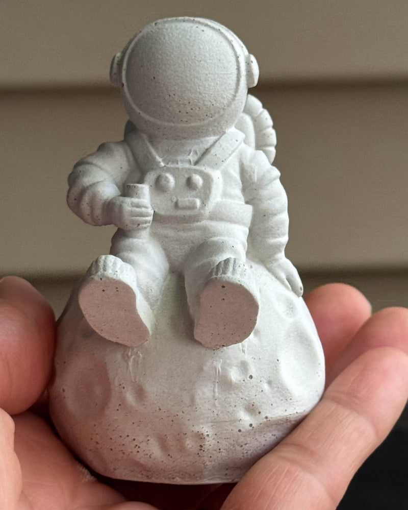 Astronaut on Moon - Concrete decor
